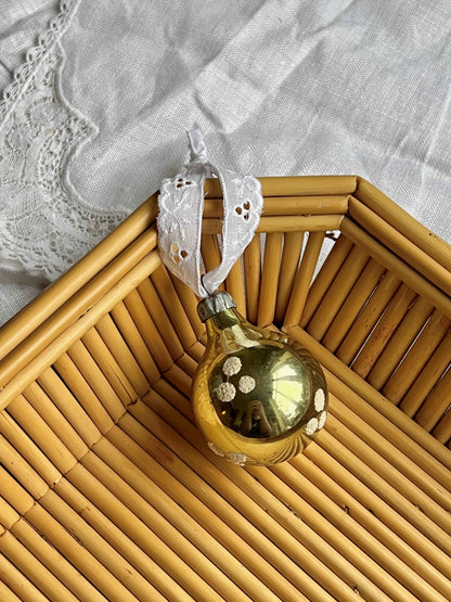 Fransk julekugle i glas med broderi anglaise bånd