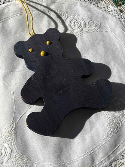 Bamse i malet træ med ophæng