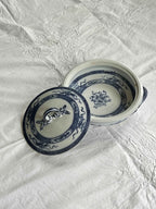 Vintage Terrin med Låg “Trophies” – Porcelæn fra England (Ø 28,5 cm)