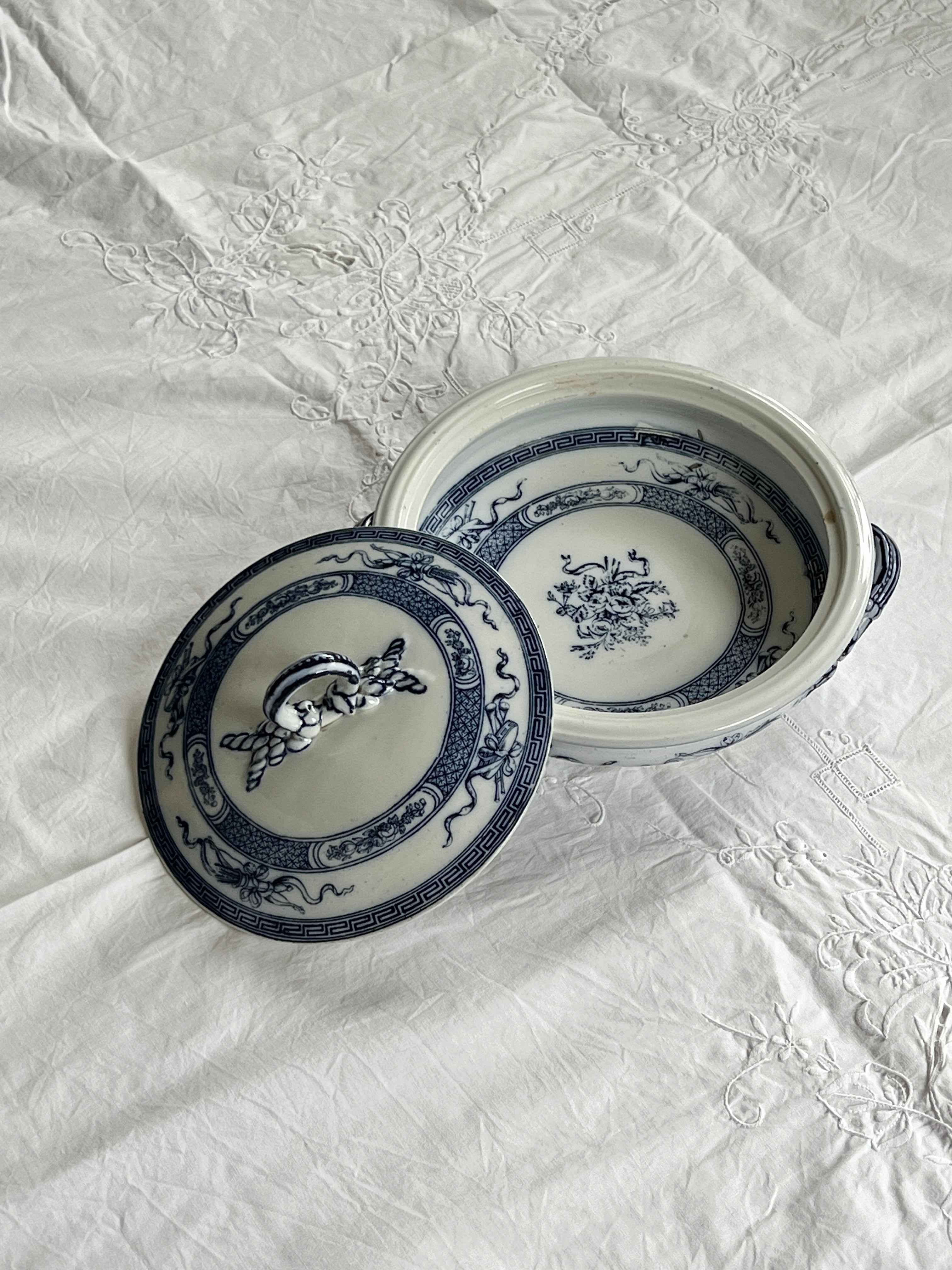 Vintage Terrin med Låg “Trophies” – Porcelæn fra England (Ø 28,5 cm)