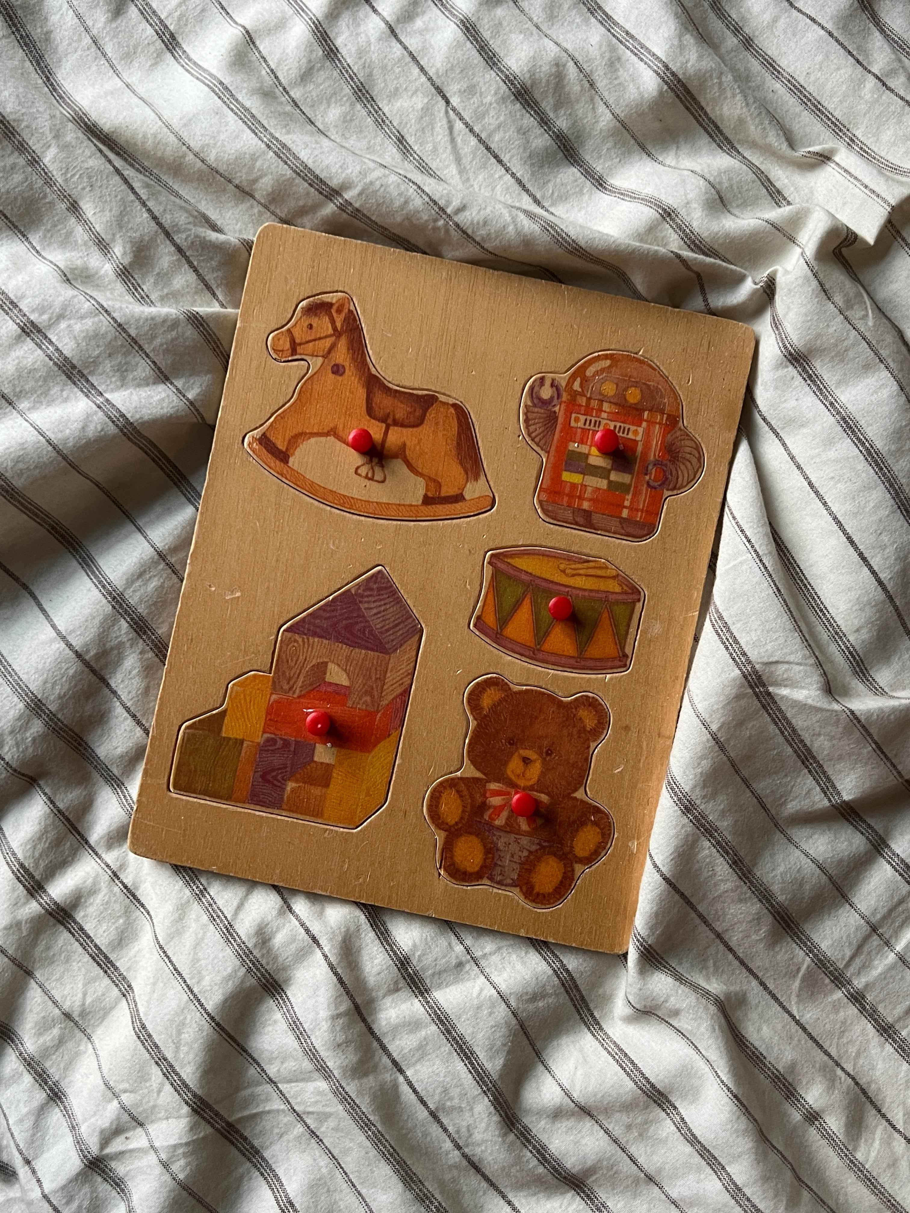 Træpuslespil med legetøjsmotiver