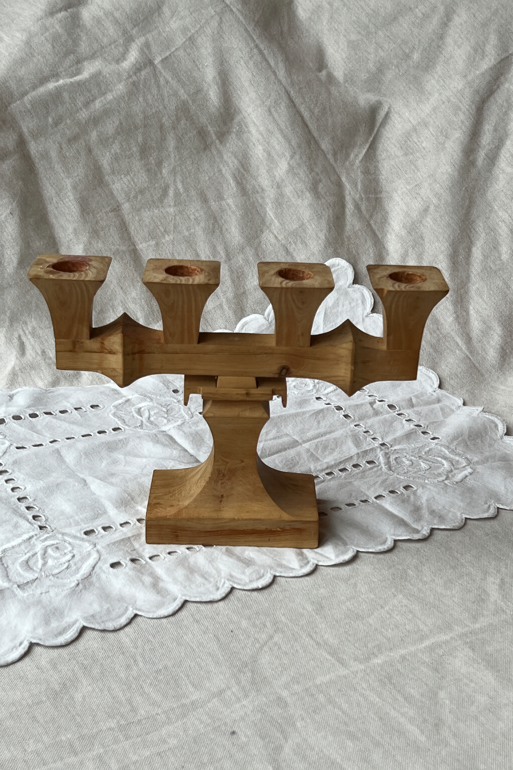 Svensk håndskåret træstage