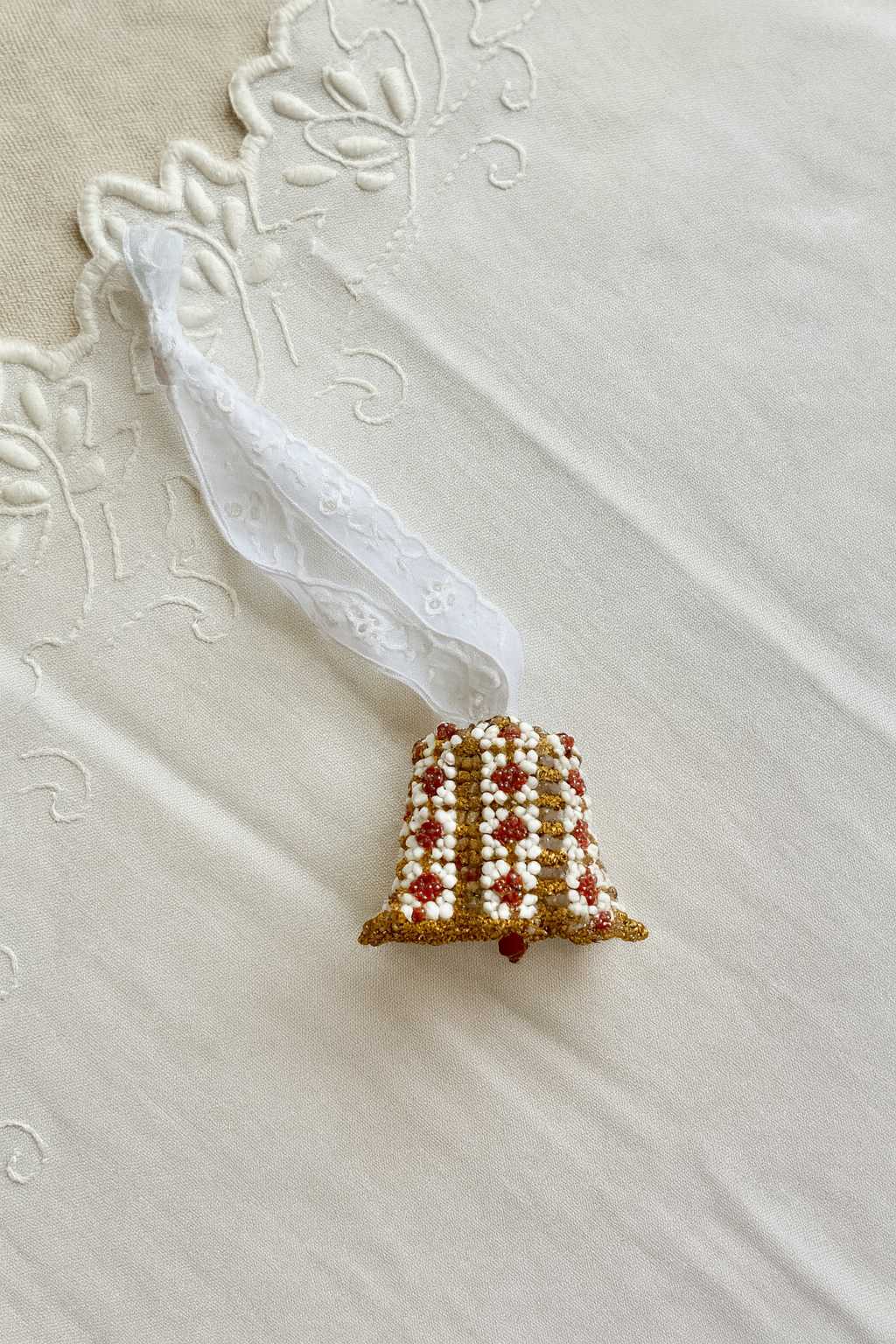 Perledekoreret juleklokke med fransk broderi anglaise bånd