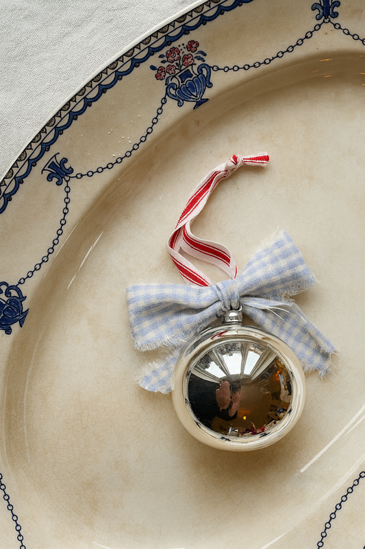 Fransk sølv glasjulekugle med sløjfe af vintage tekstil