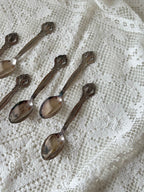 Sæt á 6 dekorerede vintage sølvskeer · 12 cm