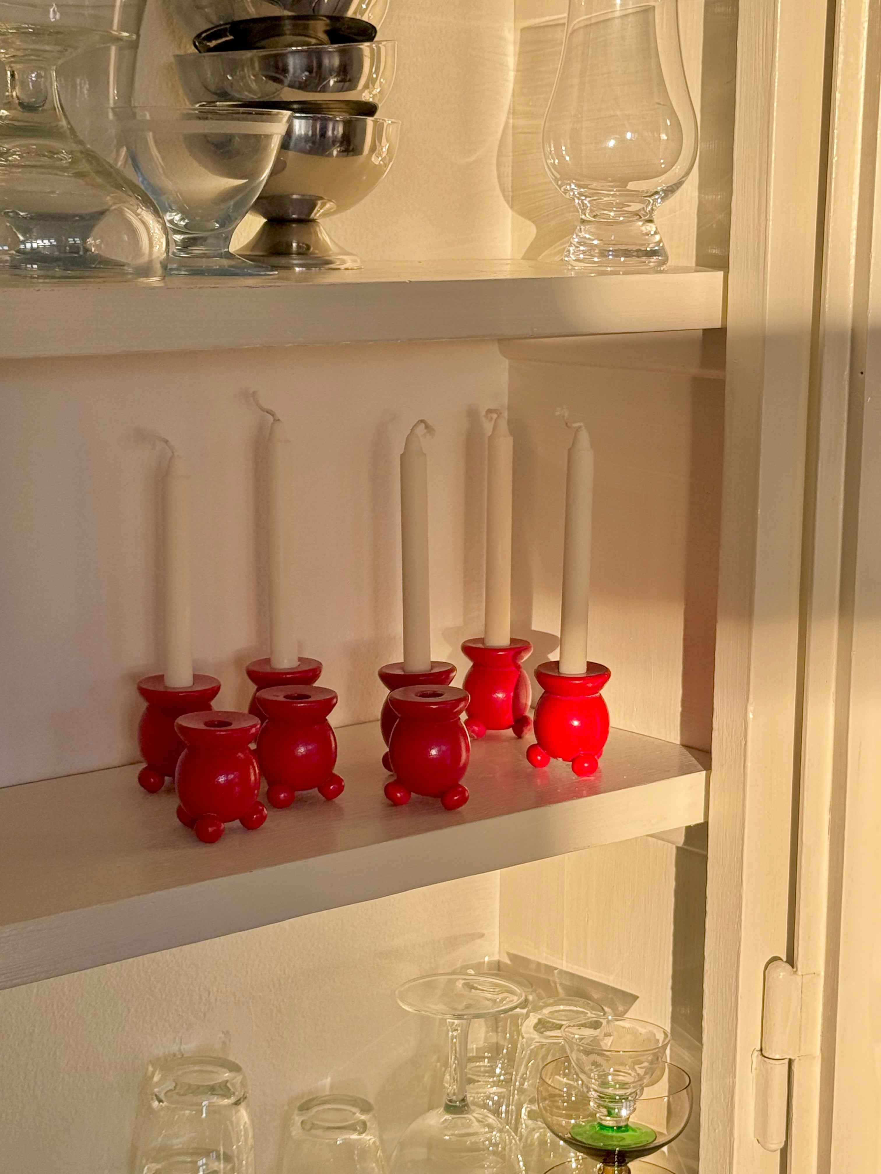 Rød trælysestage på kuglefødder