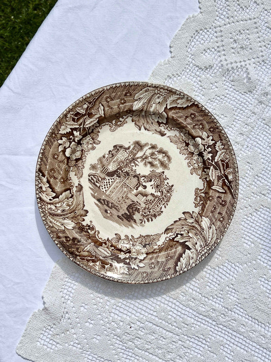 Enkelt stor engelsk tallerken med brunt motiv, Ø24,5