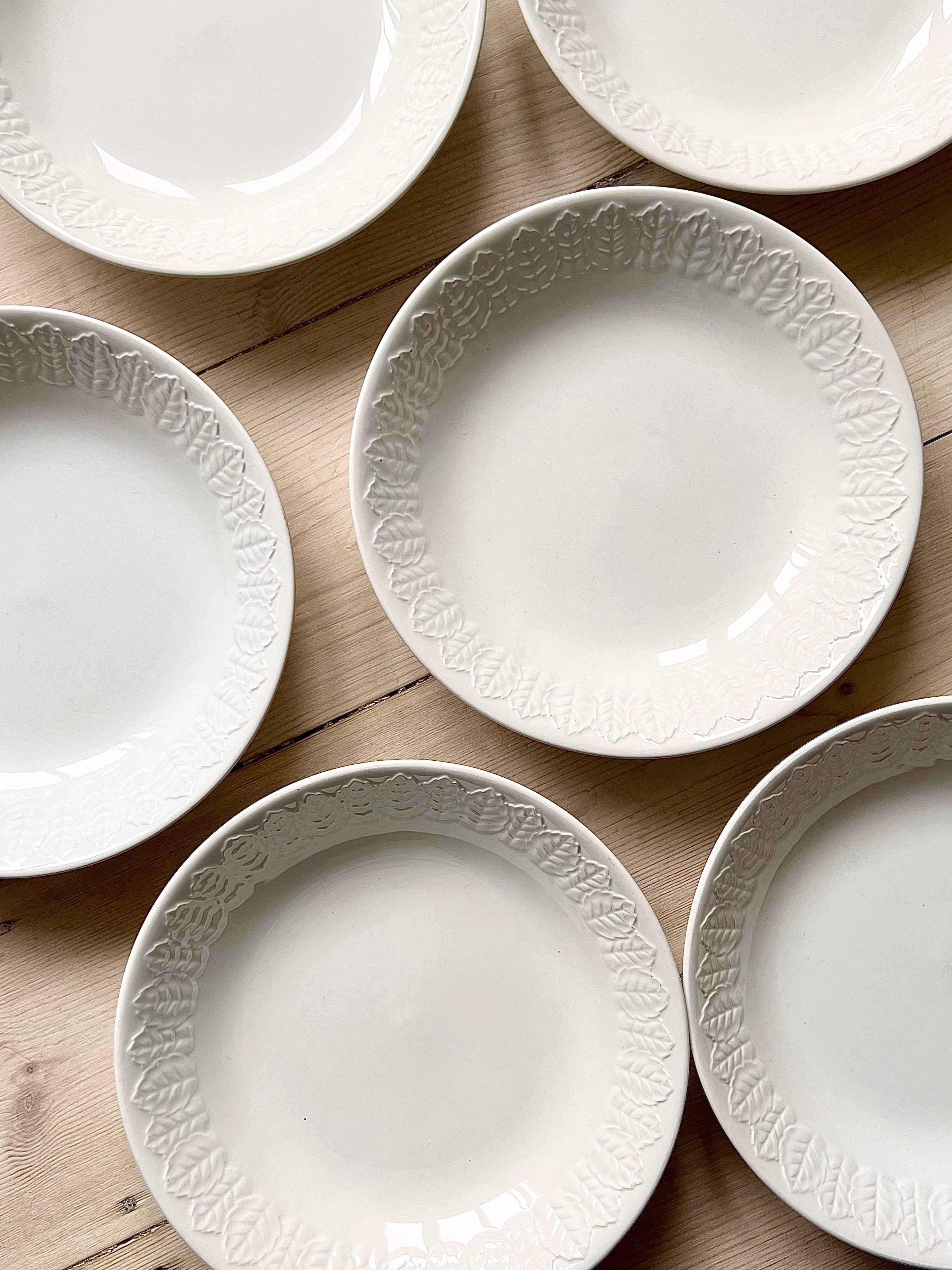 Pastatallerkener med bladrelief