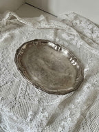 Ovalt vintage sølvfad med dekorationer · 23 x 17,5 cm