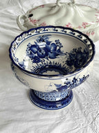 Stor vintage skål på fod · Porcelæn · H22 cm · Håndmalede blå blomster