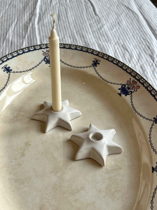 Små stjerneformede lysholdere i hvid keramik, sæt a 2