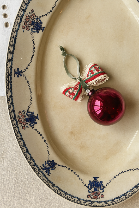 Rød julekugle med sløjfe af vintage tekstil