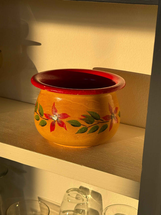 Håndmalet trækrukke med røde blomster