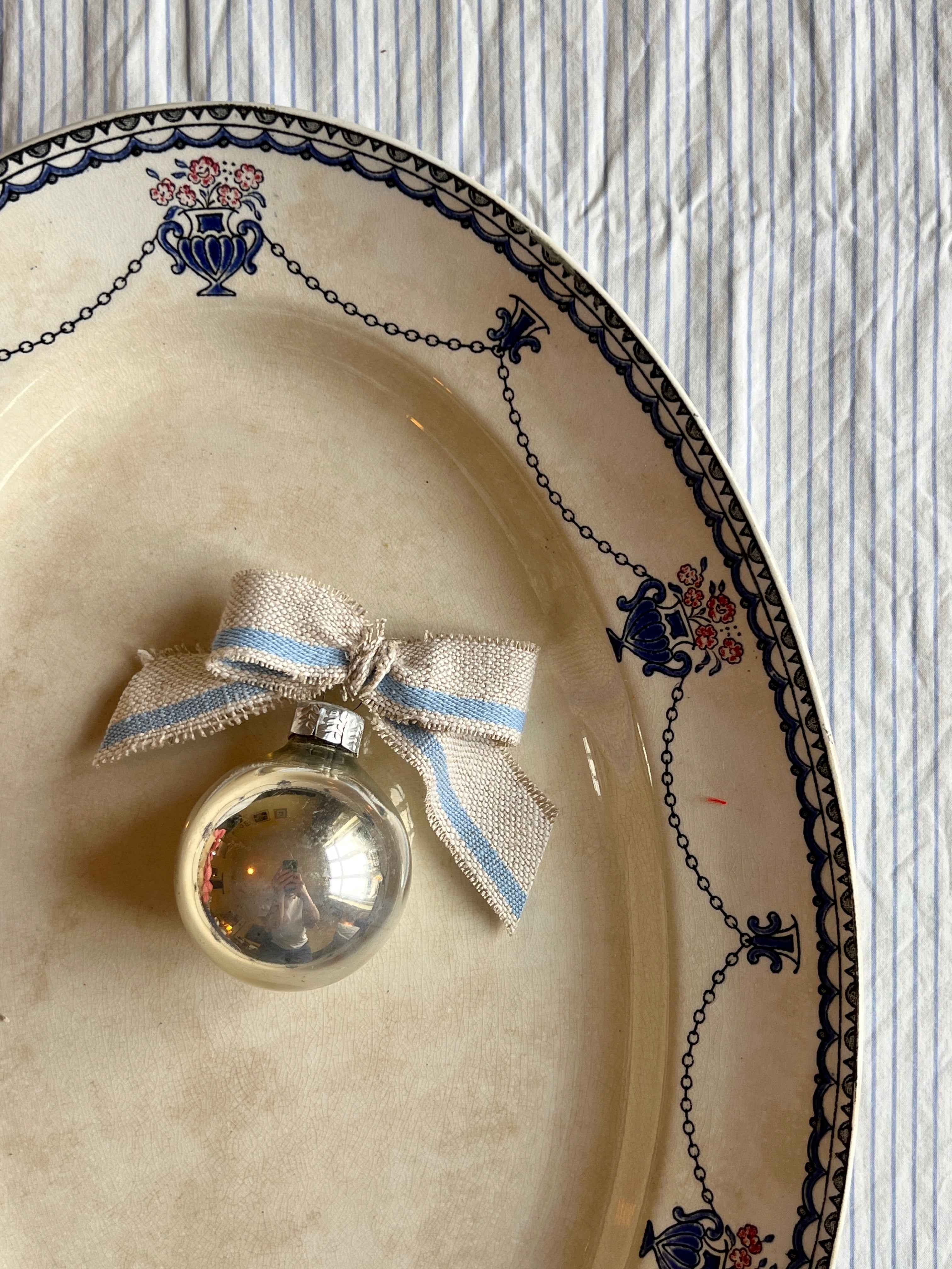 Glasjulekugle med sløjfe af vintage tekstil