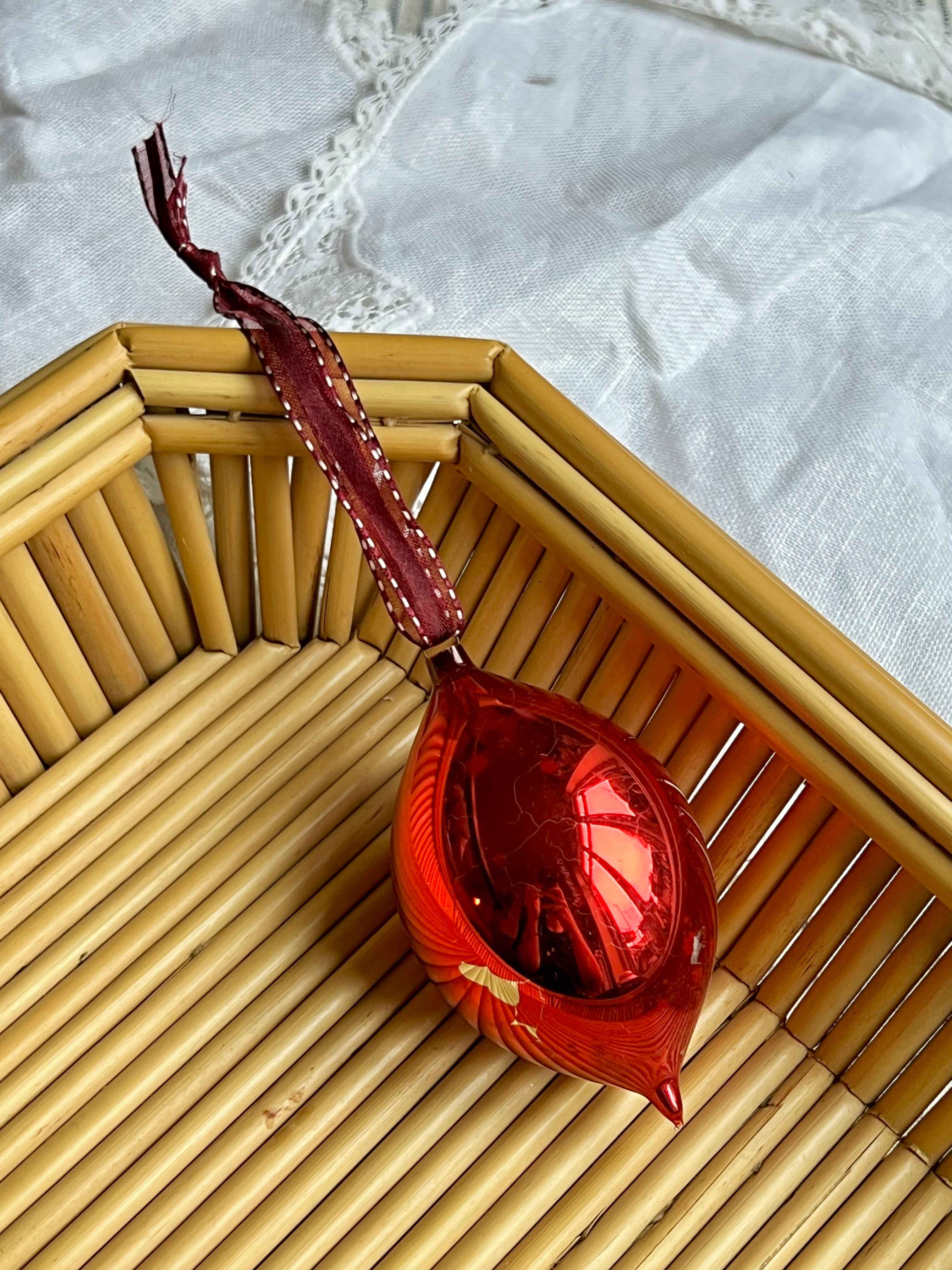 Fransk julekugle i rødt glas med mørkerødt satinbånd