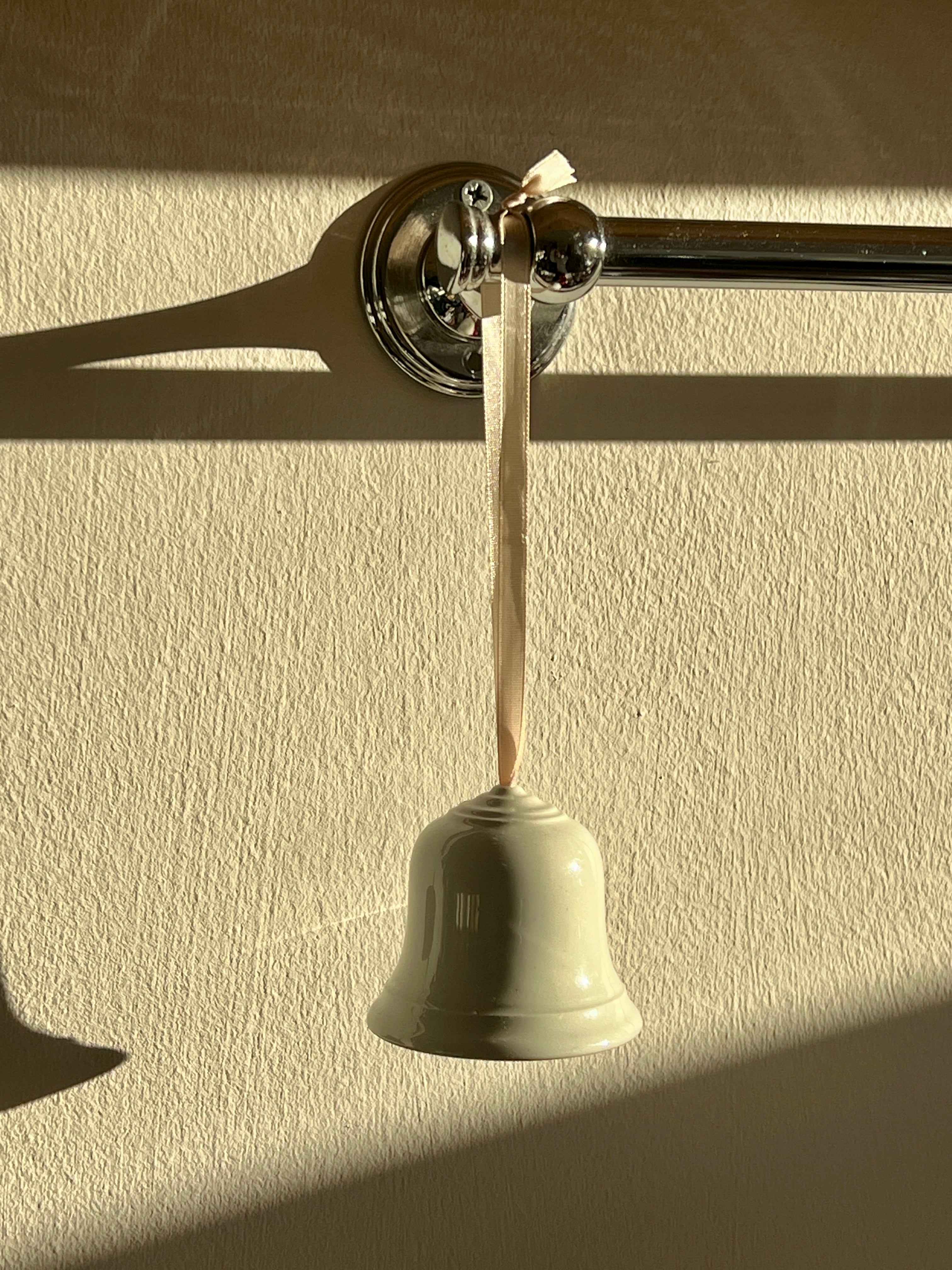 Vintage porcelænsklokke – med satinbånd