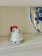 Håndmalet  porcelænsklokke med rødt bånd – H6 cm