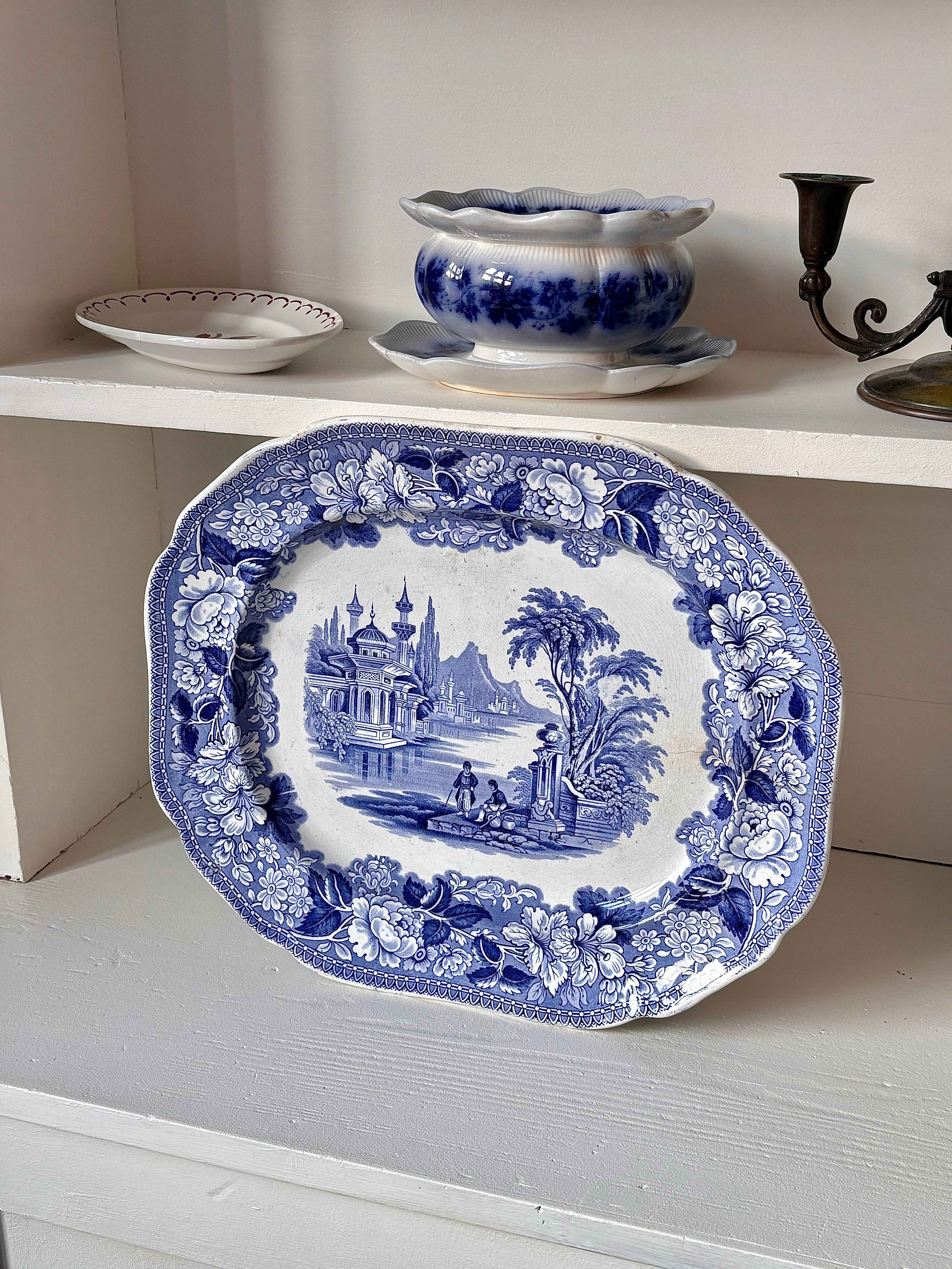 Stort vintage engelsk porcelænsfad med dekoration · L39,5 x B33 cm
