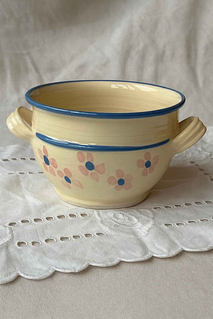 Keramikskål med blomster og dobbelthanke