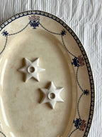 Små stjerneformede lysholdere i hvid keramik, sæt a 2