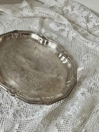 Ovalt vintage sølvfad med dekorationer · 23 x 17,5 cm