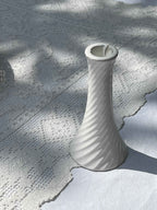 Lysestage i swirl porcelæn, H16