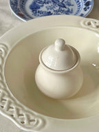 Vintage sukkerkrukke i råhvid porcelæn med låg · H13 × B9 cm