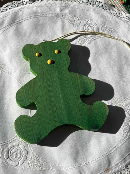 Bamse i malet træ med ophæng