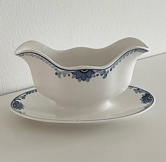 Saucer med blå detaljer