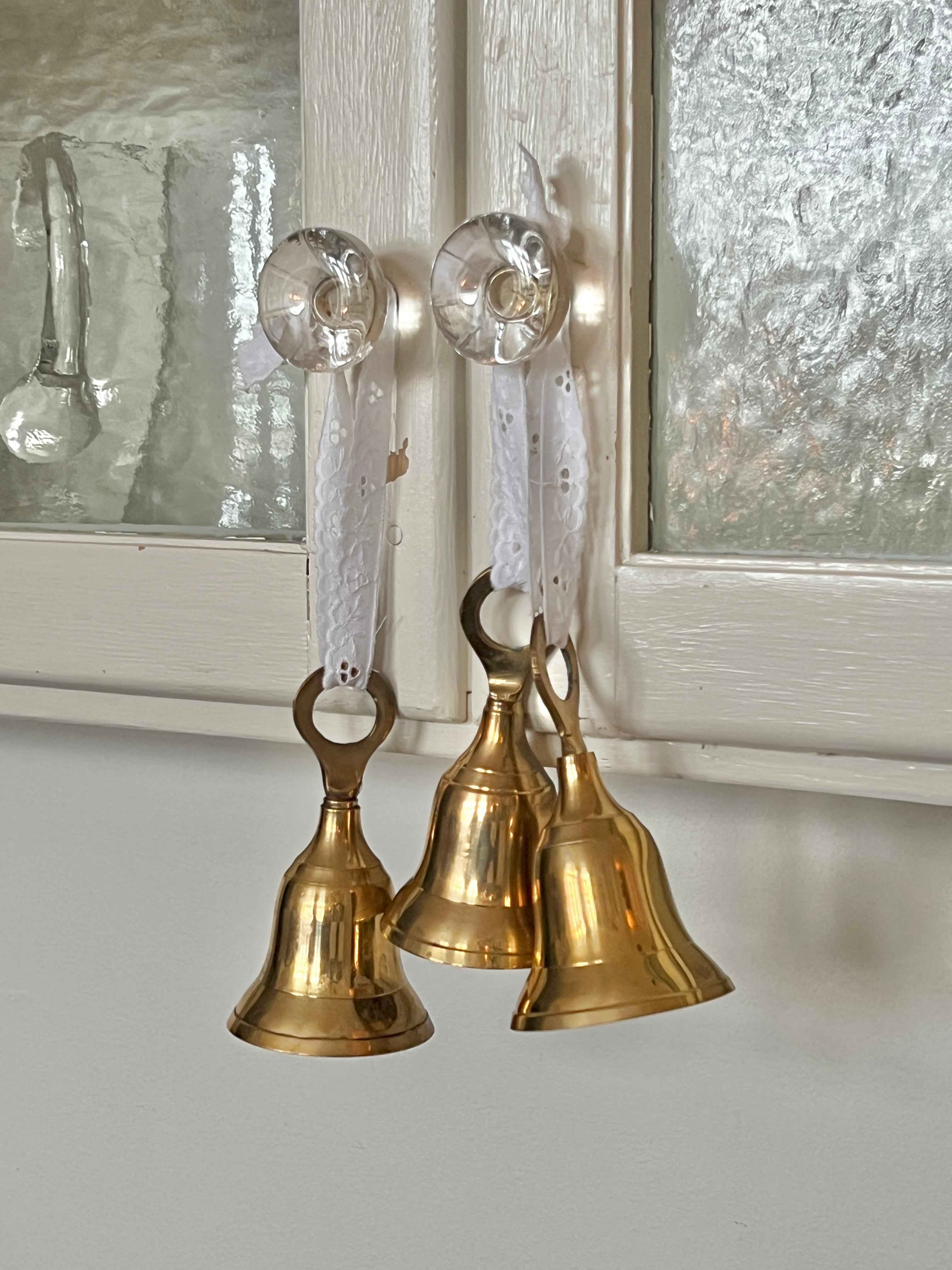 Vintage messingklokker med broderie anglaise bånd