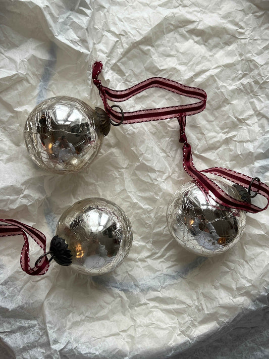 Franske julekugler i sølvglas med mørkerødt bånd – Ø7 cm