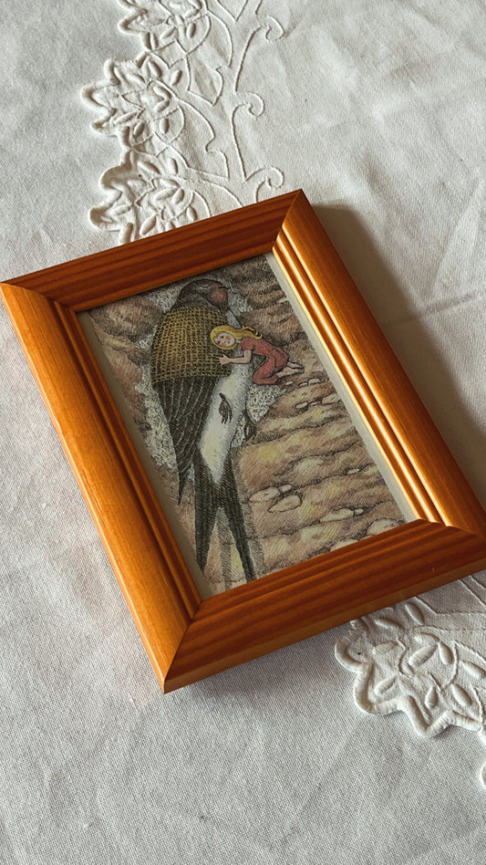 Tommelise illustration i træramme - svale