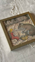 Tommelise illustration i træramme - musens garn