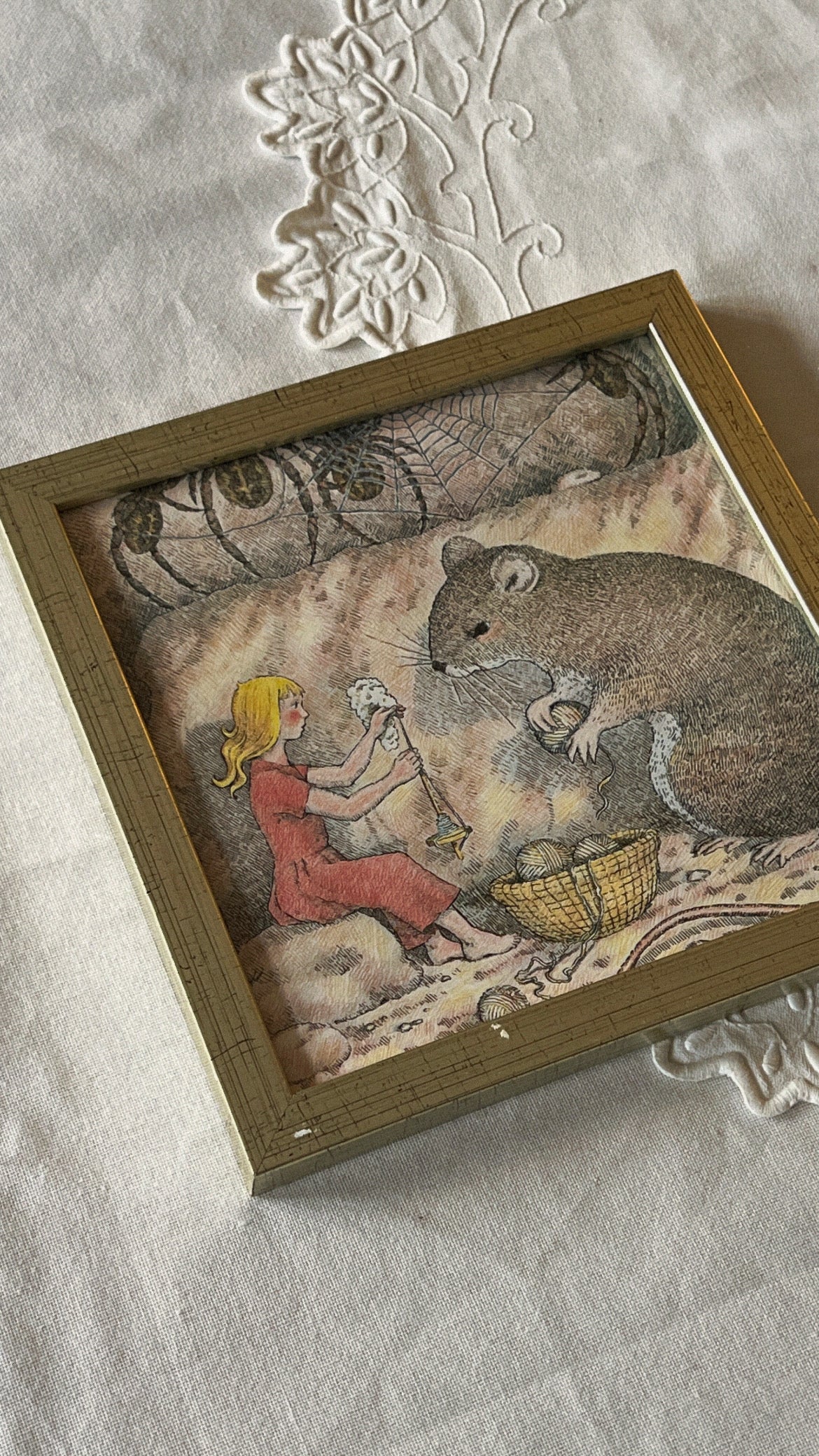 Tommelise illustration i træramme - musens garn