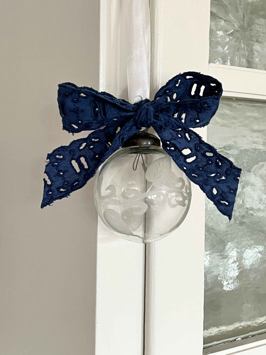 Hånddekoreret julekugle i glas med blå vintage sløjfe