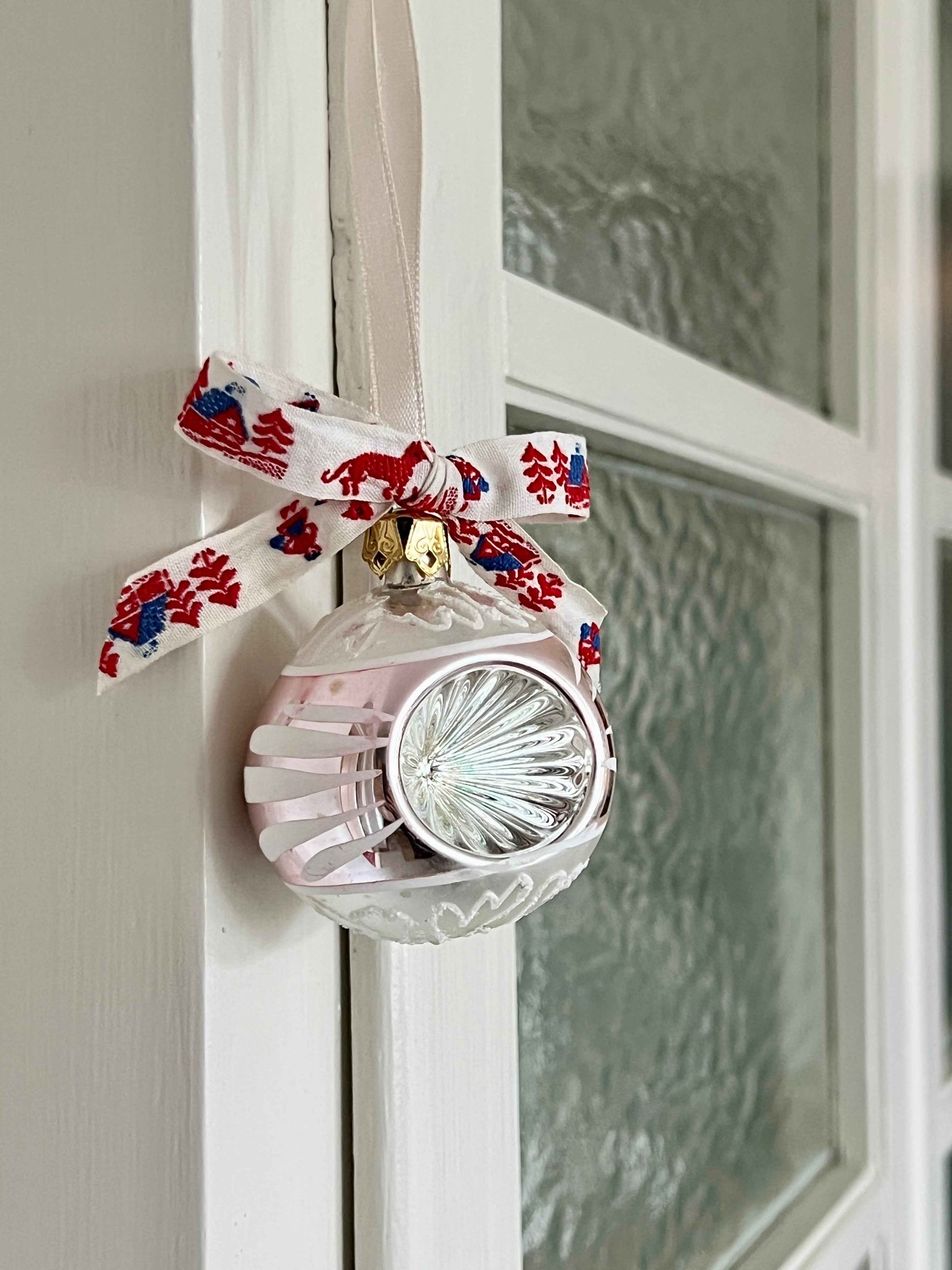 Hånddekoreret fransk sølv/guld julekugle med vintage sløjfe