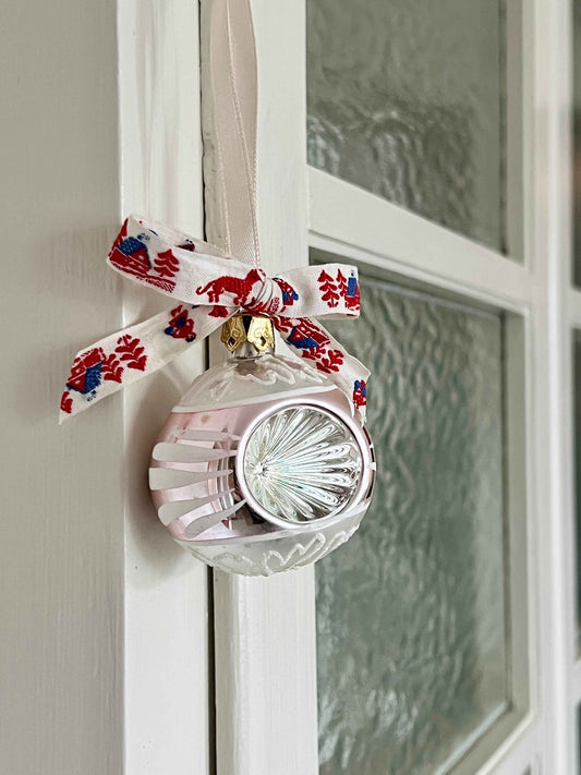 Hånddekoreret fransk sølv/guld julekugle med vintage sløjfe