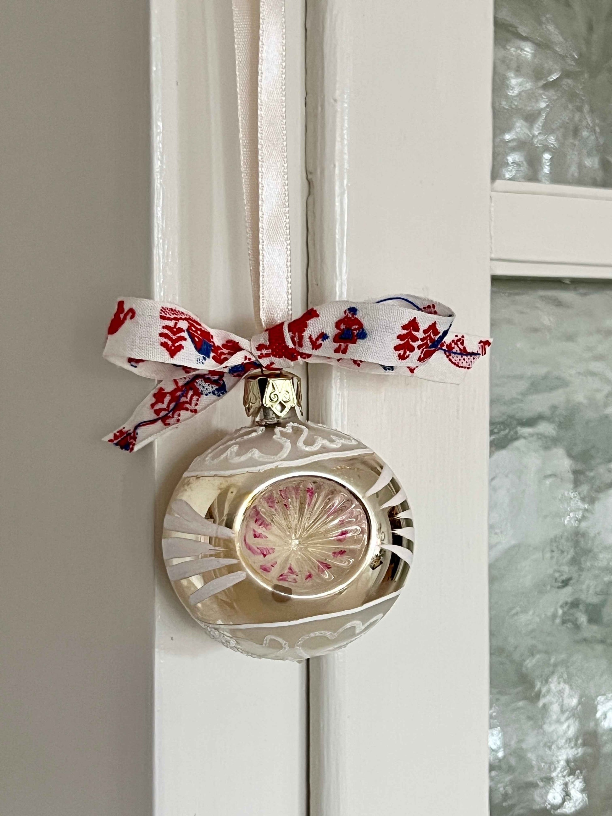 Hånddekoreret fransk sølv/guld julekugle med vintage sløjfe