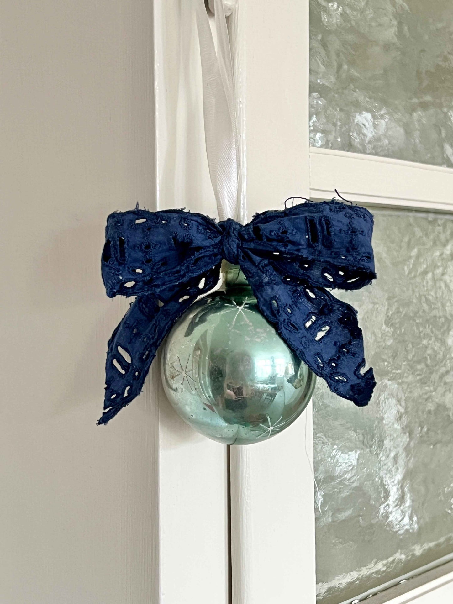 Fransk julekugle med vintage sløjfe og indgraverede stjernedetaljer