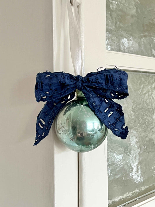 Fransk julekugle med vintage sløjfe og indgraverede stjernedetaljer