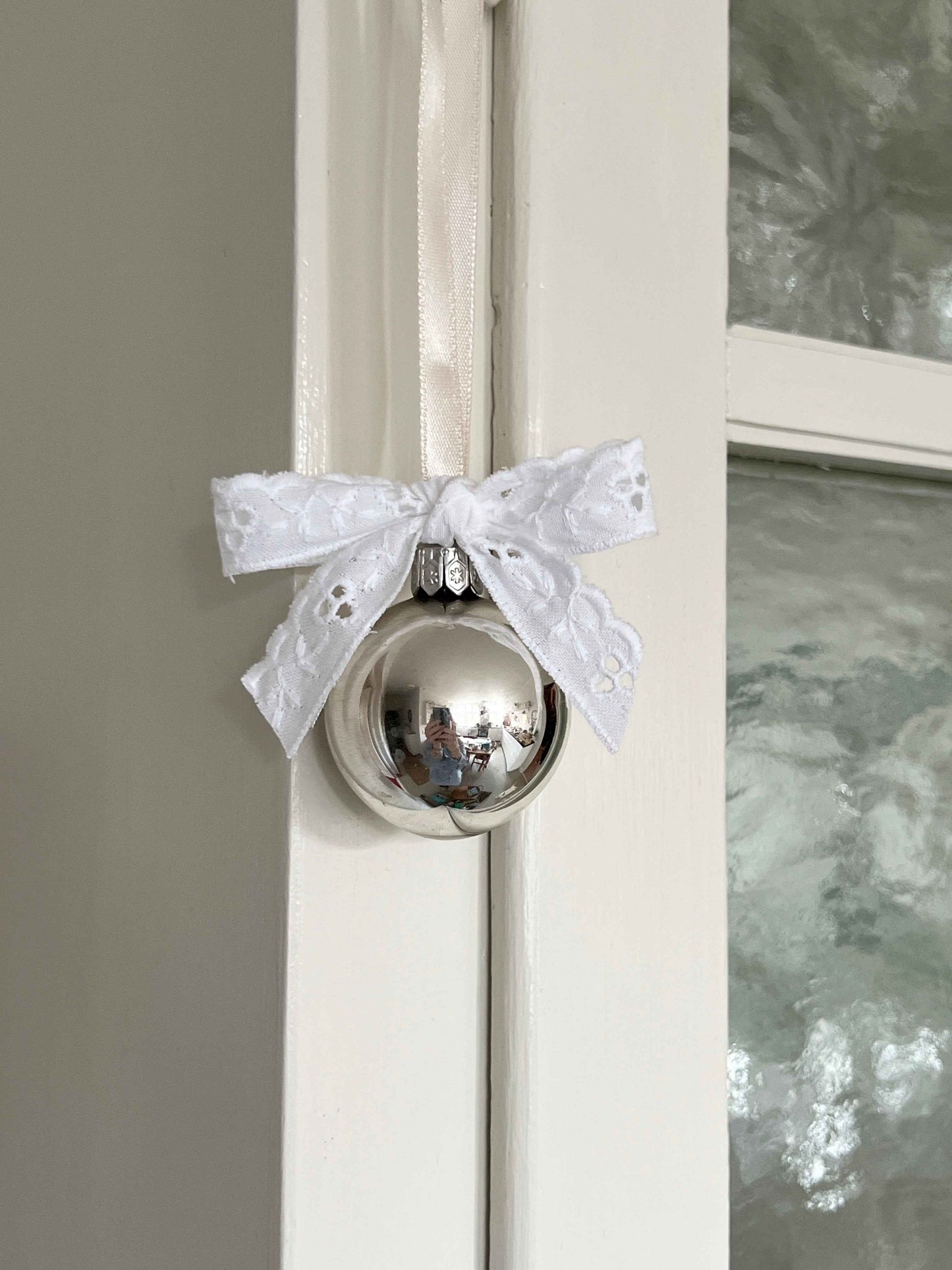 Fransk sølv julekugle med vintage sløjfe