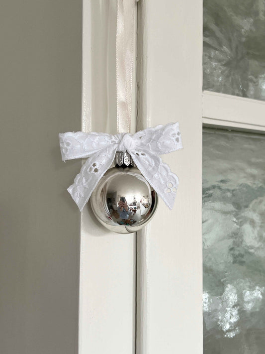 Fransk sølv julekugle med vintage sløjfe
