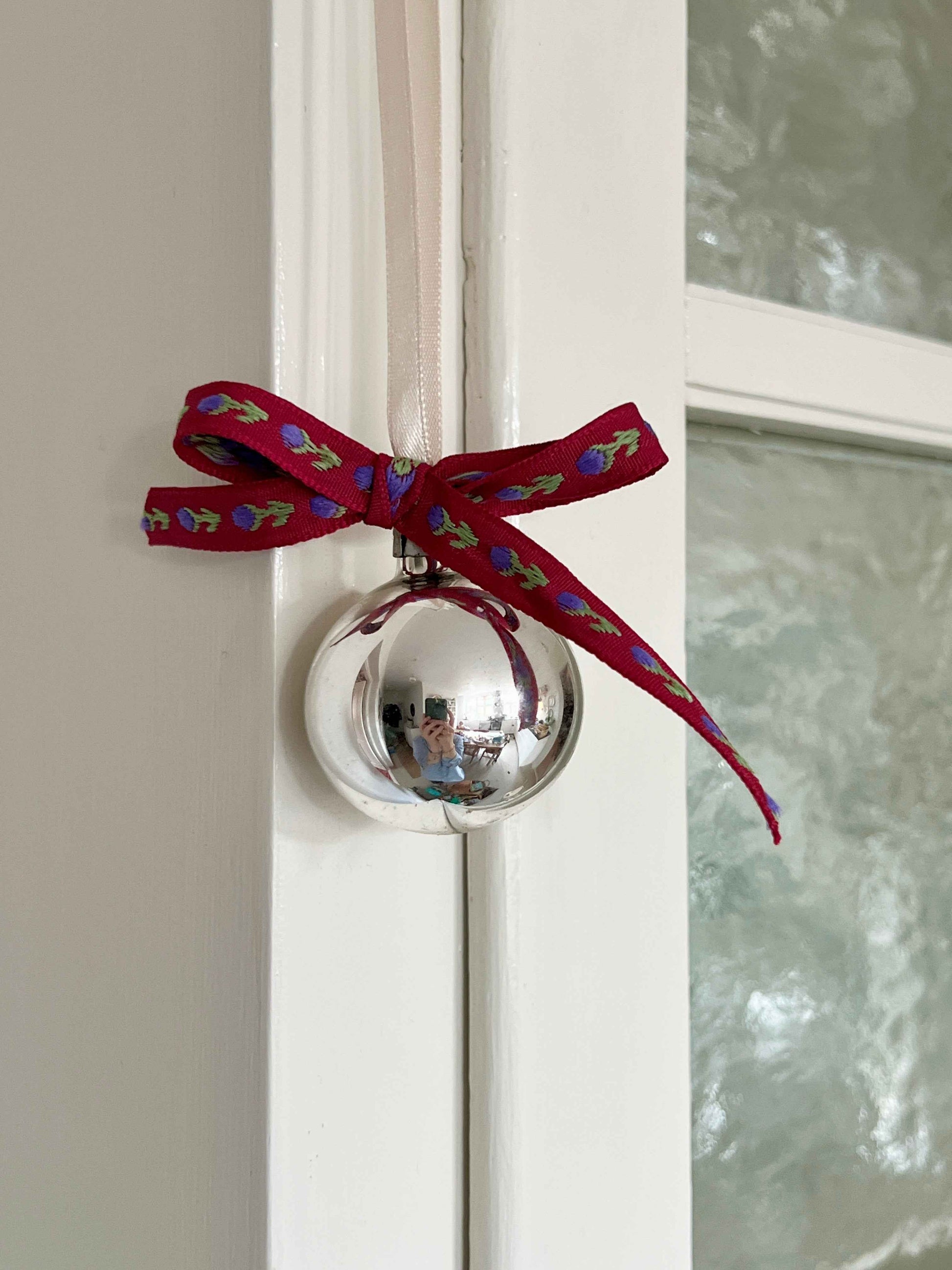Fransk sølv julekugle med vintage sløjfe