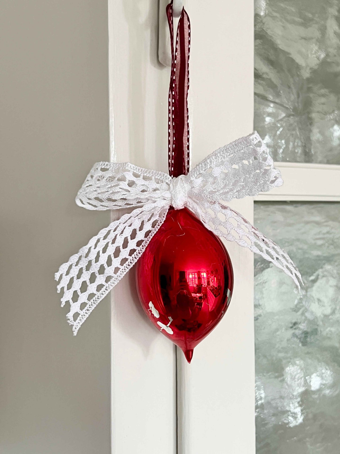 Dråbeformet fransk julekugle i rød glas med vintage sløjfe