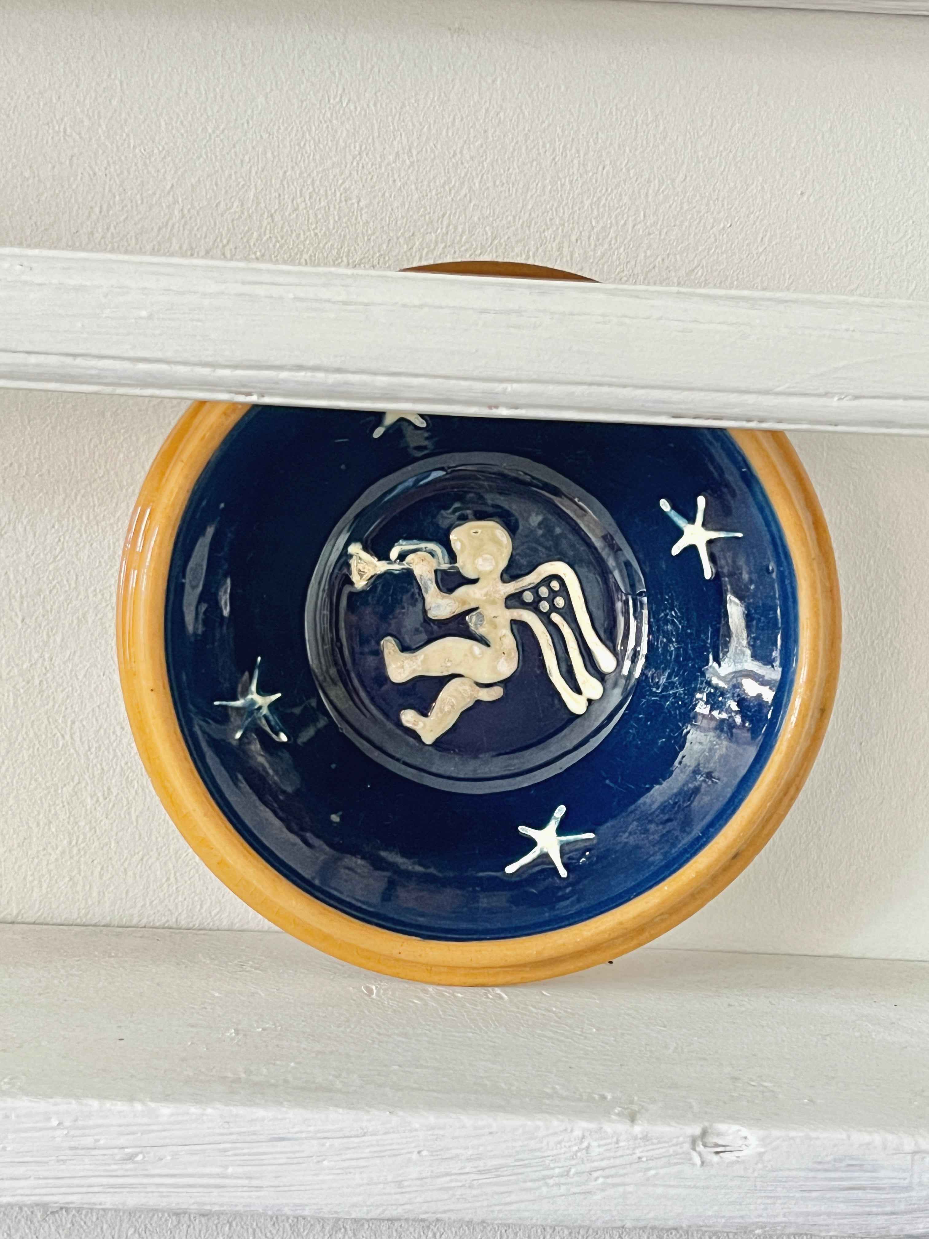 Lerskål med håndmalet englemotiv