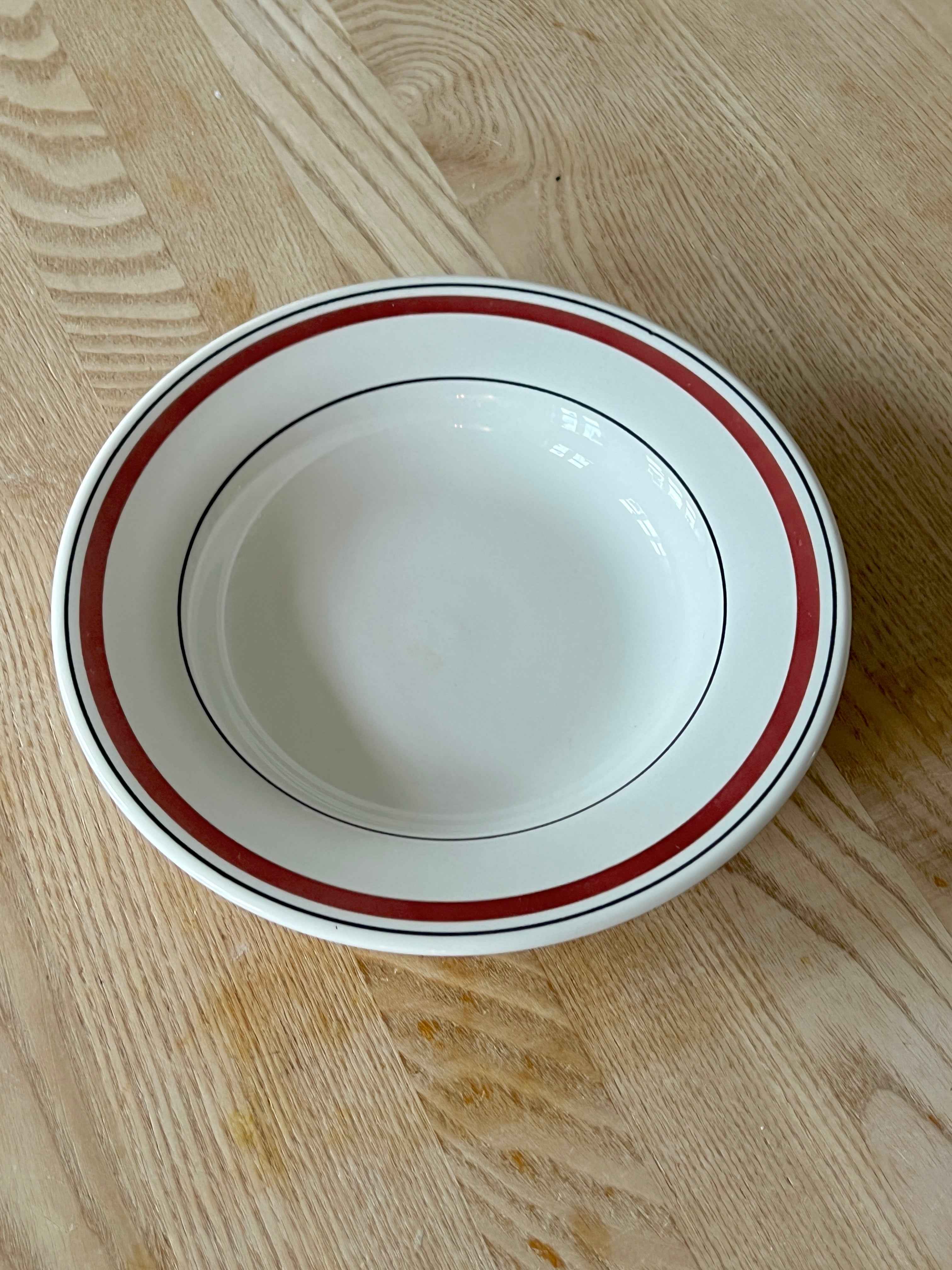 Pastatallerken Ø20,5 – vintage porcelæn med rød og blå kant