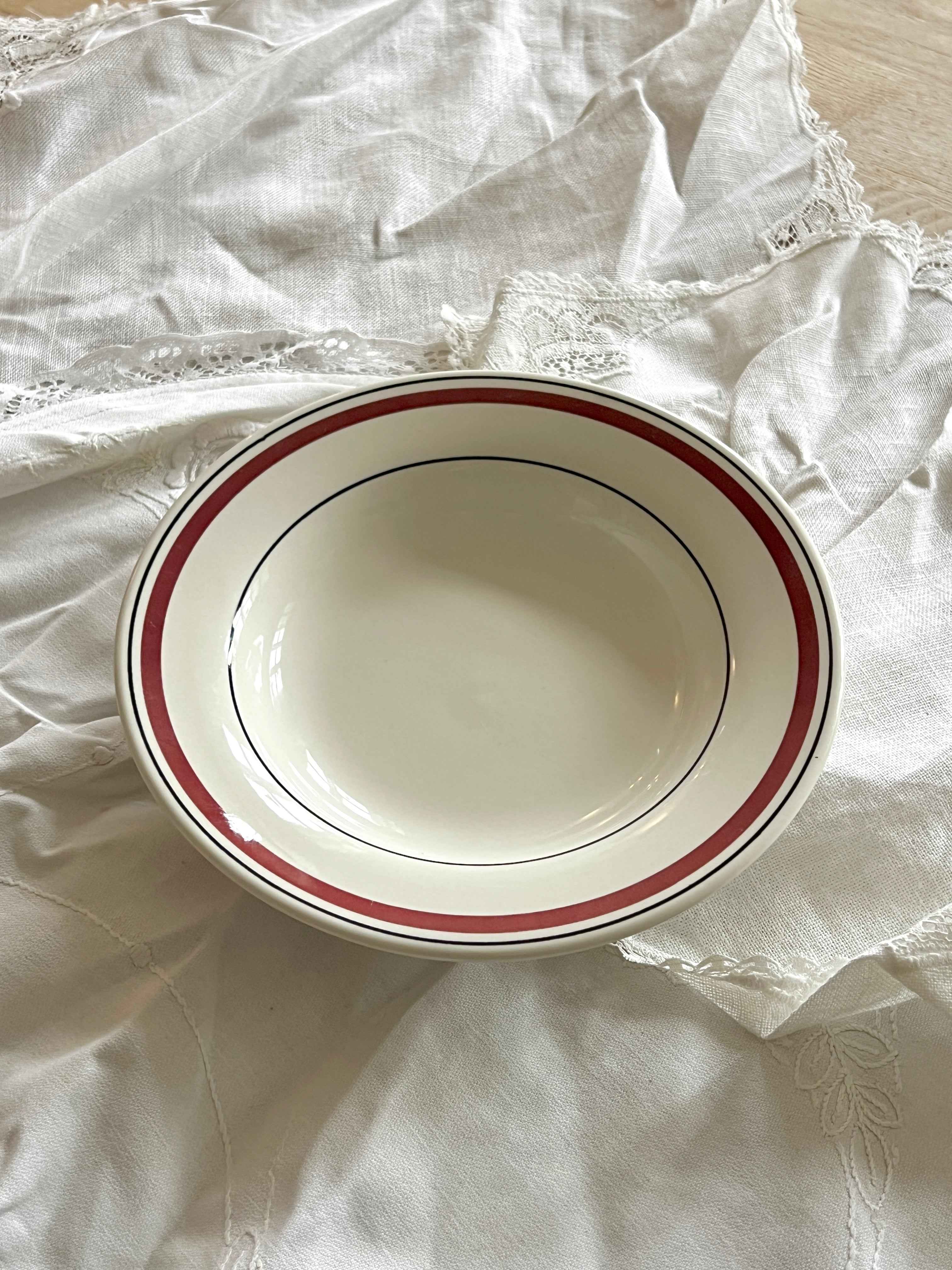 Pastatallerken Ø20,5 – vintage porcelæn med rød og blå kant