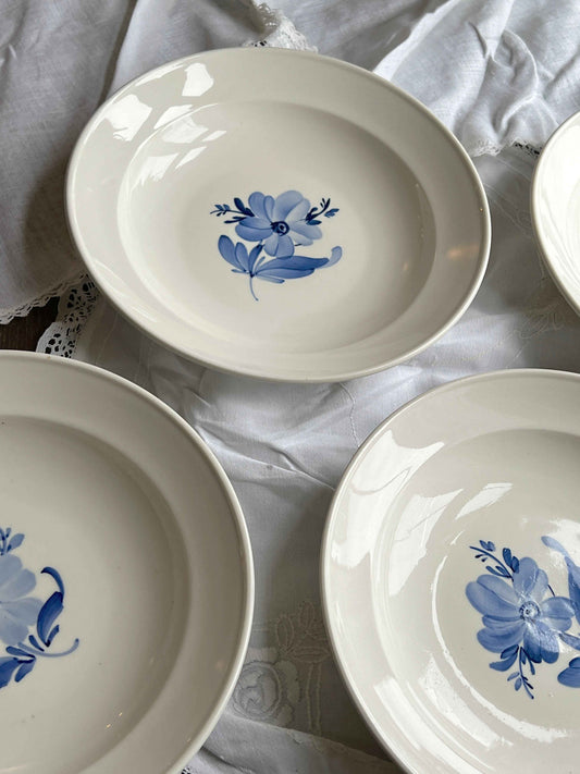 Pastatallerken Ø23 – porcelæn med blå blomst (4 stk)