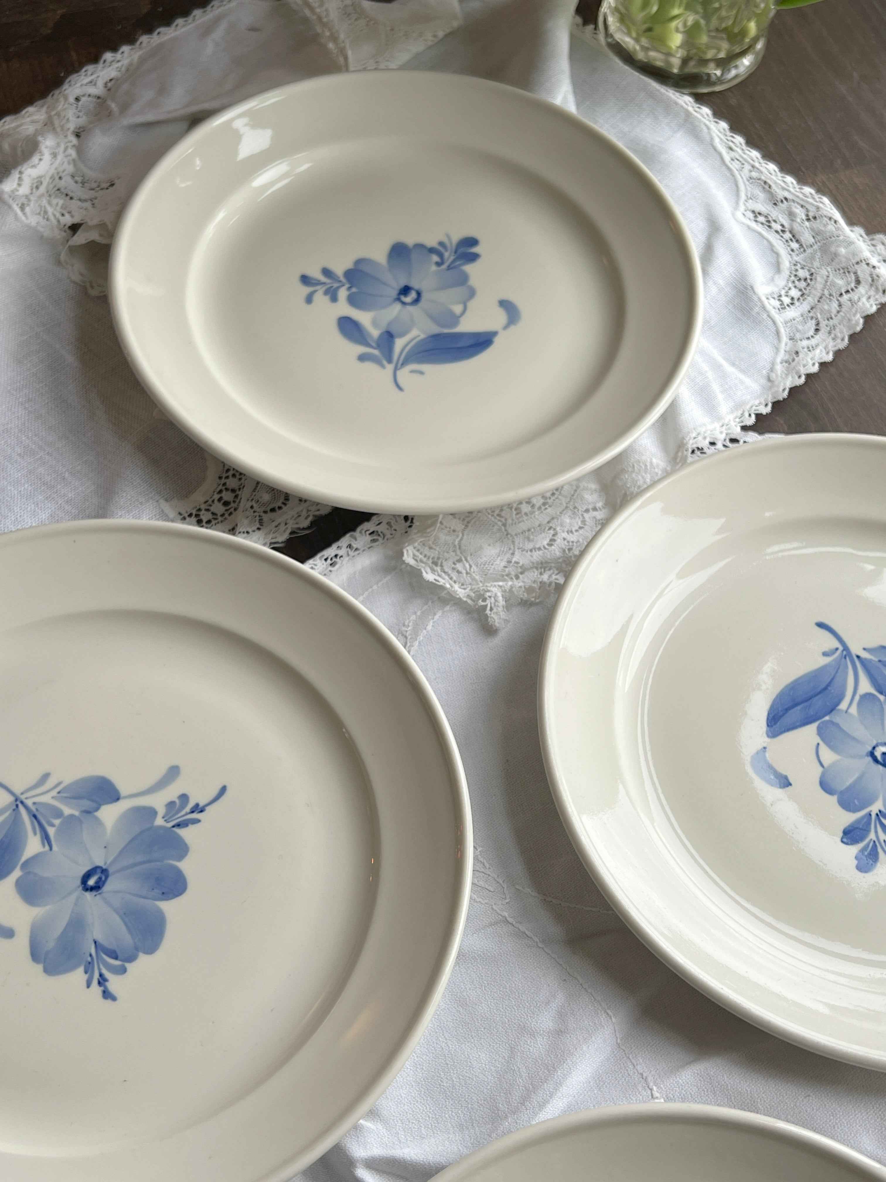 Middagstallerken Ø23 – porcelæn med blå blomst (4 stk)